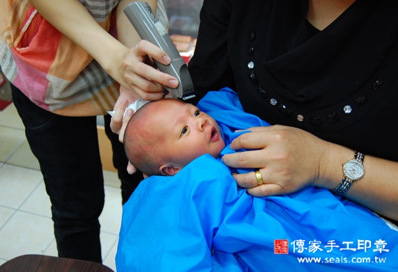 李寶寶(新北永和區嬰兒寶寶滿月剃頭理髮、免費嬰兒剃胎毛儀式吉祥話)。中國風會場，爸媽寶貝免費穿「日中韓」古裝禮服。專業拍照、DVD光碟、證書。★購買「臍帶章、肚臍章、胎毛筆刷印章」贈送：剃頭、收涎、抓周，三選一。 2015.10.31 照片18